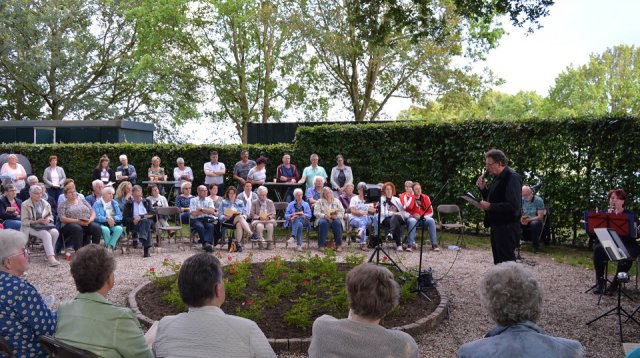 Efkes stille staon bie (vrijdag 21 juni 2019)